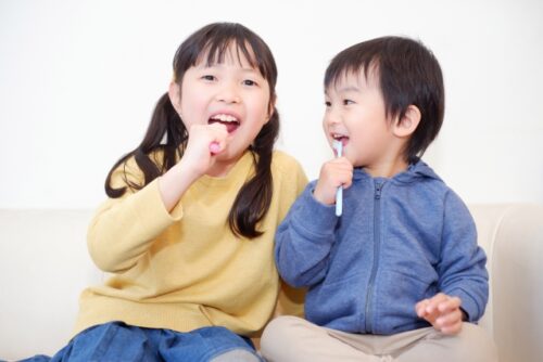 子どもが歯磨きをしている